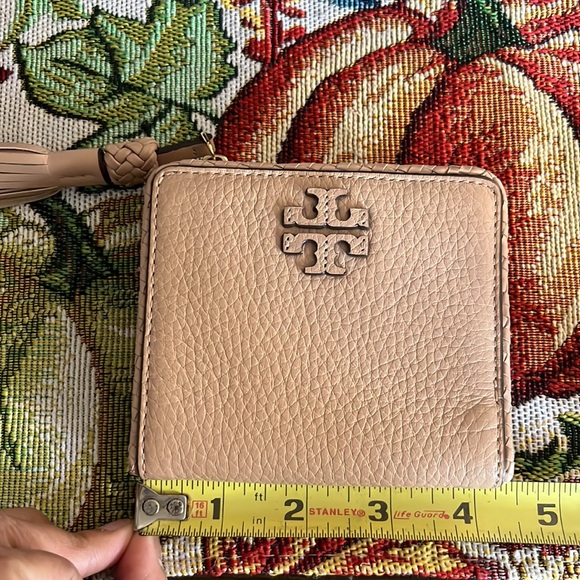 Tory Burch Nude leather wallet with card slots, 2 bill compartments,coin slot. - Picture 4 of 6